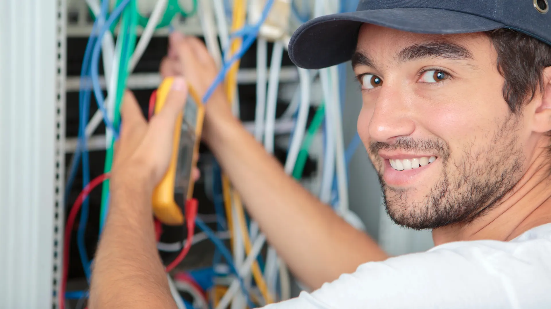 Électricien professionnel en intervention à Paris